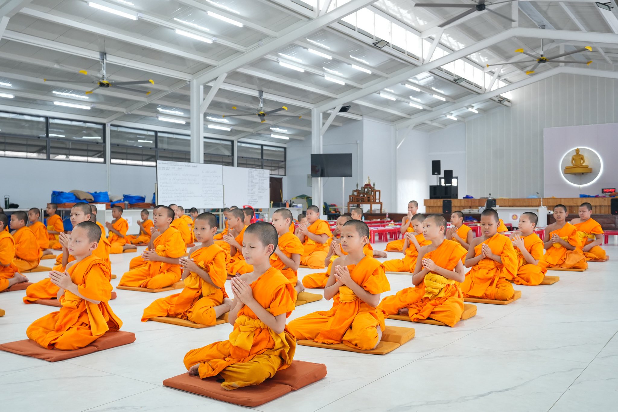 สามเณรในกิจกรรมของมูลนิธิเมล็ดโพธิ์